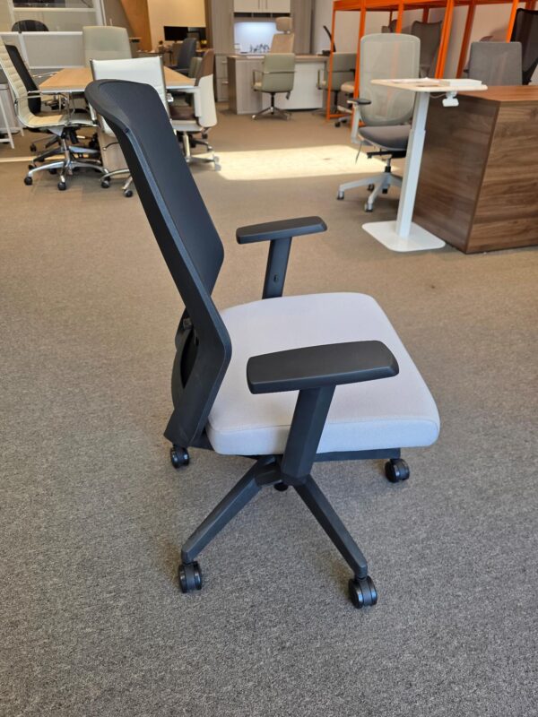 Eighty Two | Allseating - Image 3